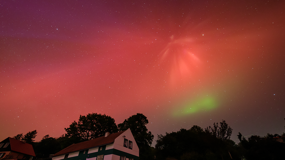 Polárna žiara i takzvaný aurorálny anjel nad obcou Záhořice.