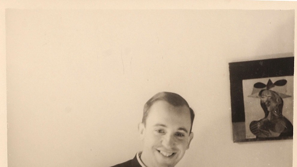 Na snímke z roku 1966, ktorú zverejnila salvádorská škola, argentínsky seminarista Jorge Mario Bergoglio sa usmieva na portrét v salvádorskej škole, kde vyučoval literatúru a psychológiu v Buenos Aires v Argentíne