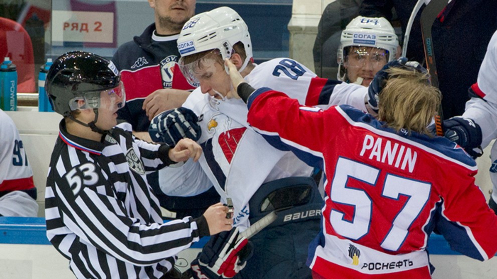 Na ľade Grigorij Panin (CSKA) a Pavol Skalický (Slovan) počas bitky.