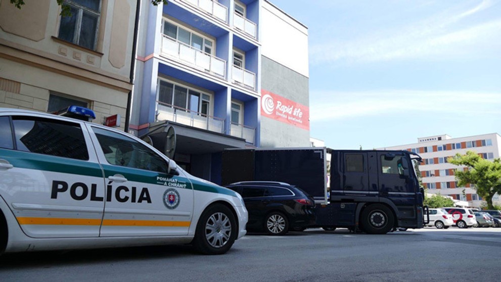 Razia pred poisťovňou Rapid life v Košiciach.