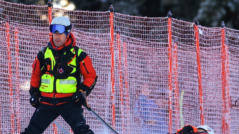 Záchranári zvážajú zranenú Petru Vlhovú z trate v Jasnej.