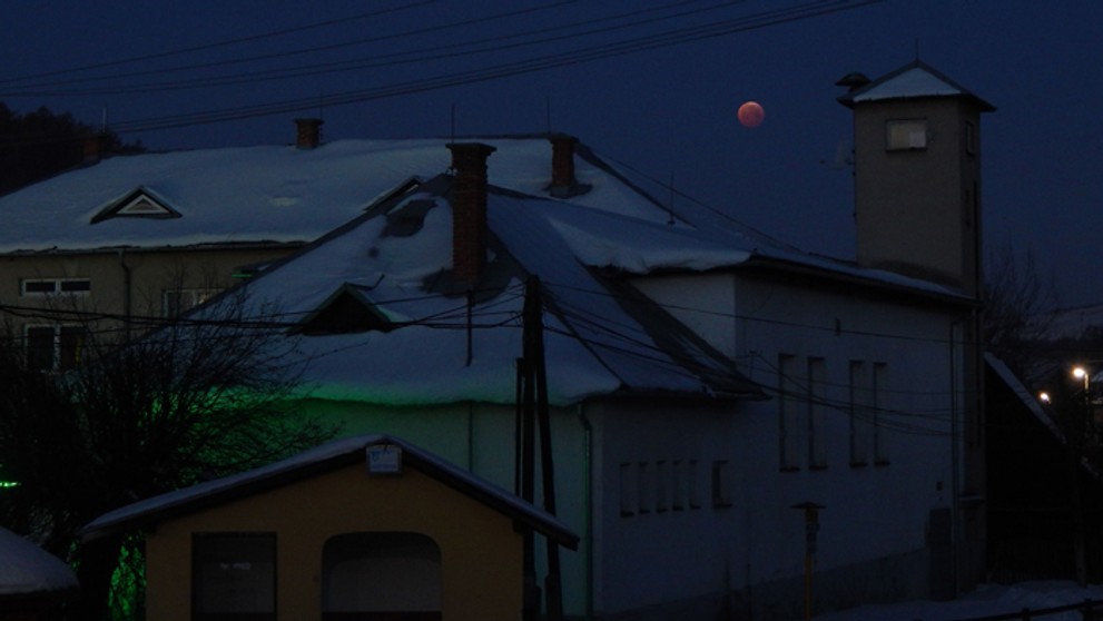 Zatmenie Mesiaca v dedinke Oľšavica v Levočských vrchoch.