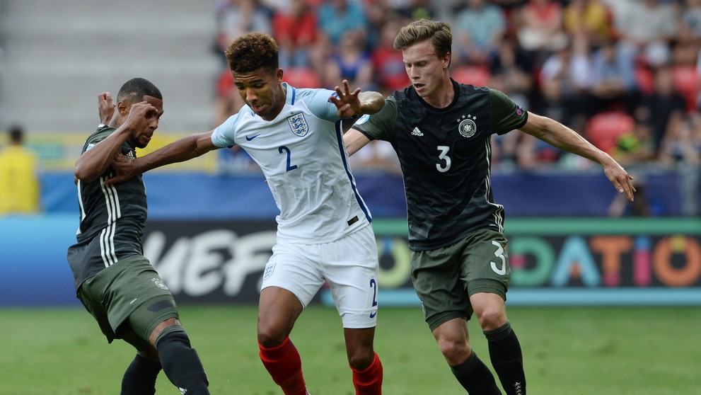 Angličana Masona Holgata (v strede) atakujú v semifinále ME 21 Nemci Serge Gnabry (vľavo) a Yannick Gerhardt.