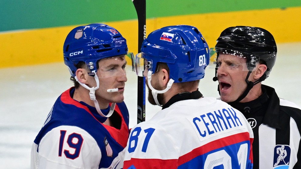 Erik Černák (Slovensko) a Matthew Tkachuk (USA)