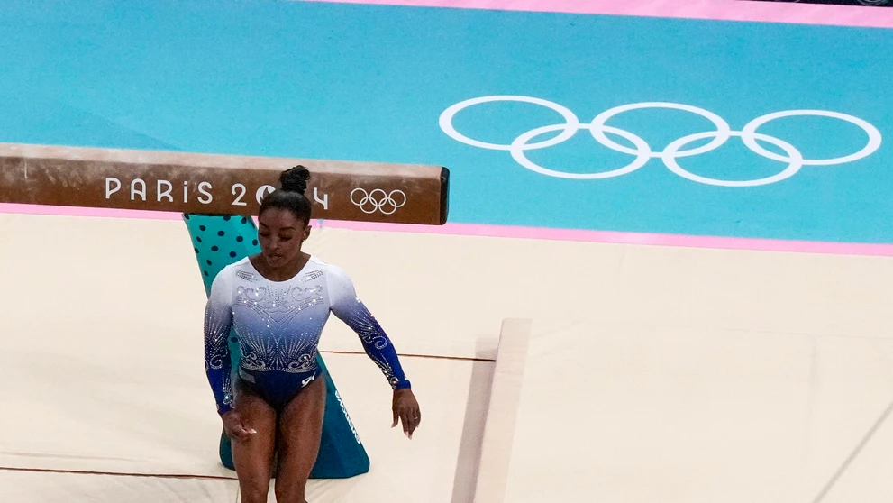 Simone Bilesová spadla počas finále v športovej gymnastike na olympijských hrách 2024 v Paríži.