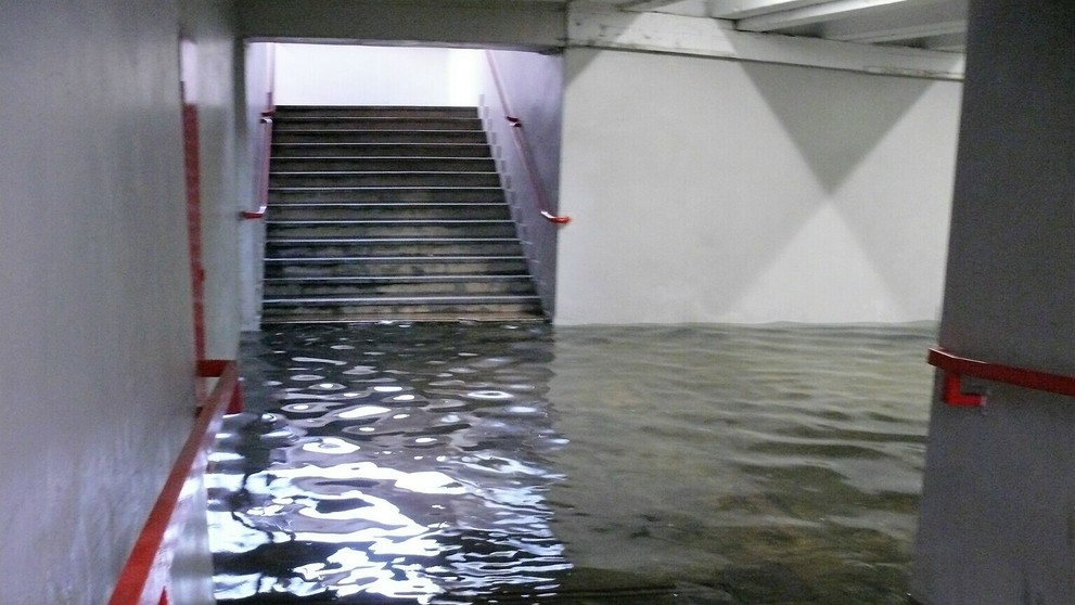Na snímke vysoká hladina spodnej vody  spôsobila zatopenie podchodu pri Ekonomickej univerzite v Petržalke