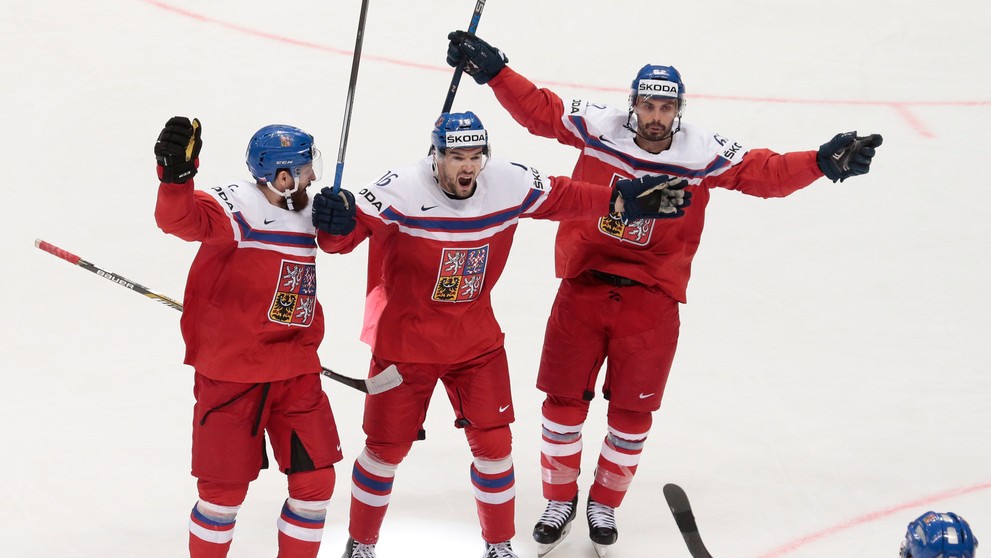 Česká radosť po treťom góle do siete Švédska počas duelu na MS v Rusku.