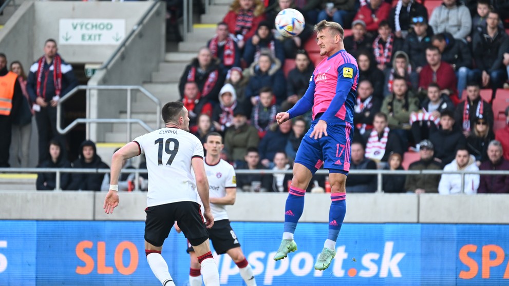 Vľavo hráč Trnavy Matej Čurma a hráč Slovana Jurij Medveděv v zápase 3. kola nadstavbovej časti Fortuna ligy v skupine o titul.