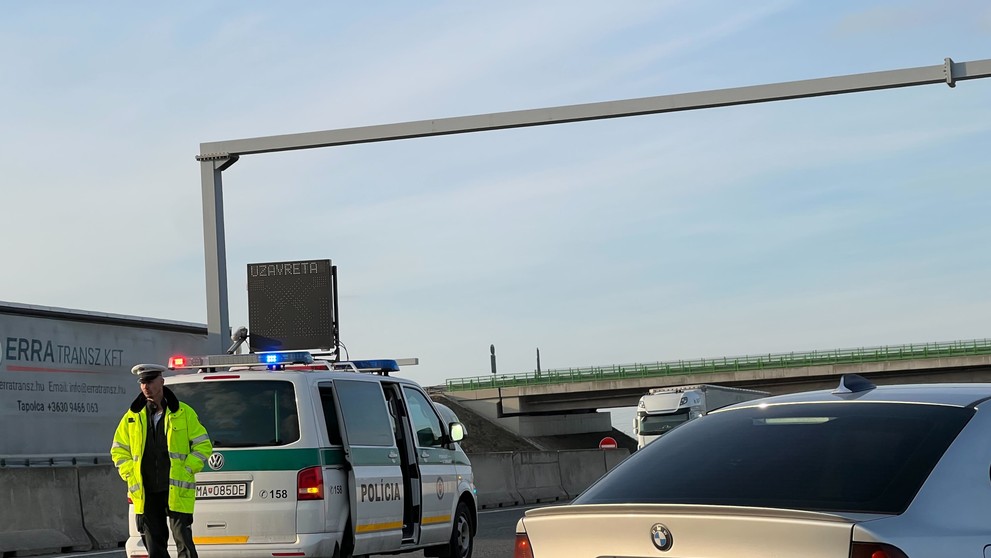 Uzavretá diaľnica D2.