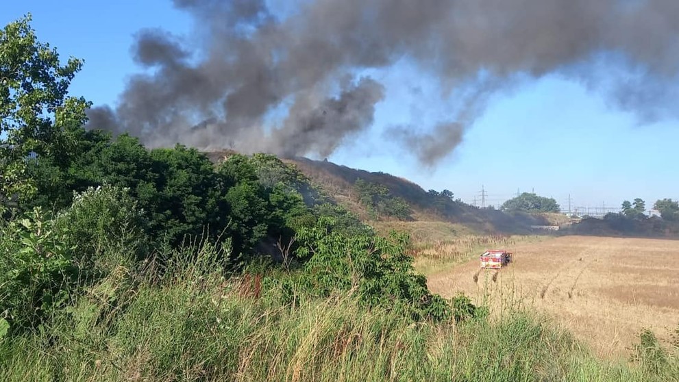 Nelegálna skládka v Bratislave je v plameňoch.