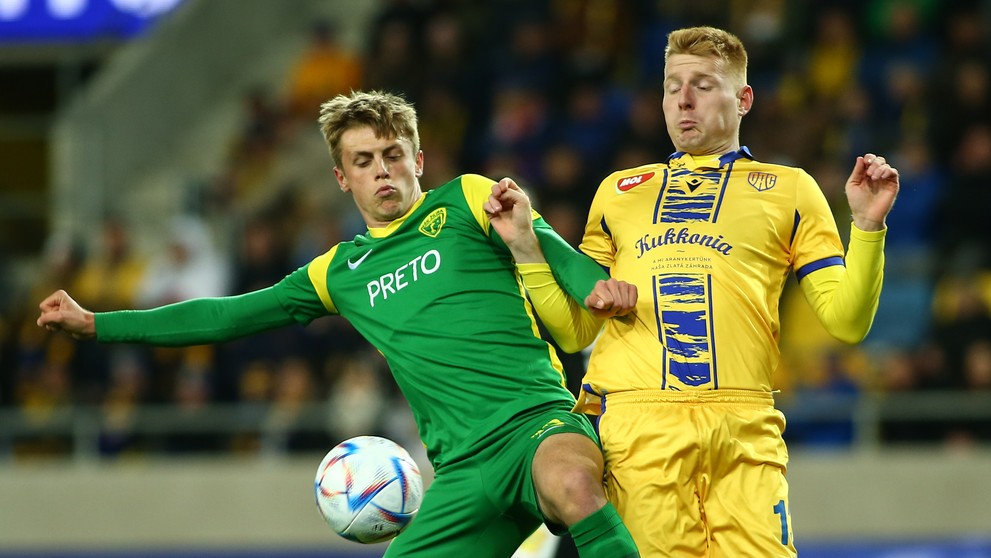 Zľava v súboji o loptu Timotej Jambor (Žilina) a Zsolt Kalmár (Dunajská Streda)  v zápase 3. kola skupiny o titul.