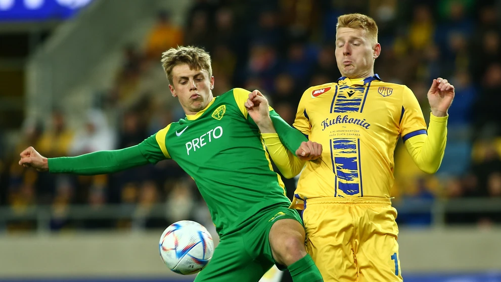 Zľava v súboji o loptu Timotej Jambor (Žilina) a Zsolt Kalmár (Dunajská Streda)  v zápase 3. kola skupiny o titul.