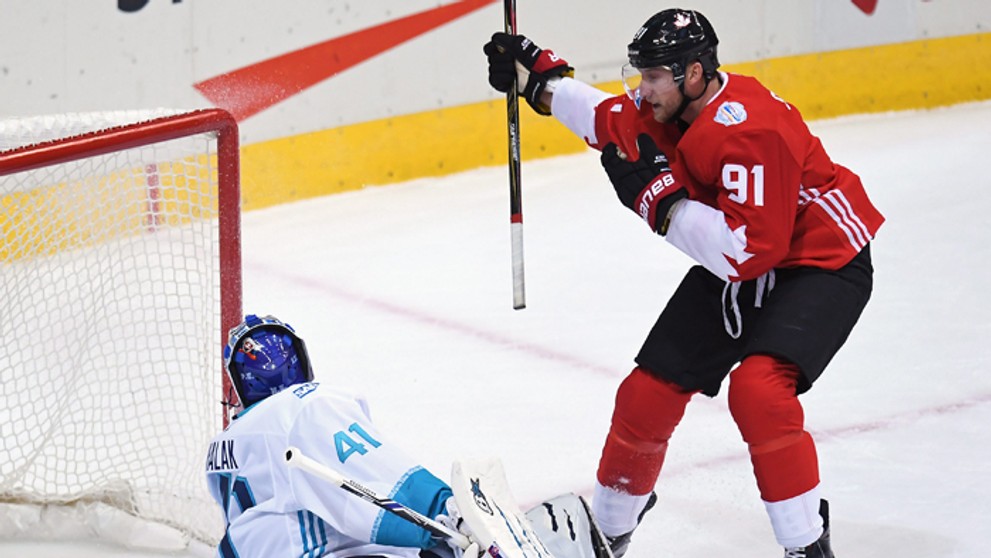 Steven Stamkos (Kanada) dáva gól Jaroslavovi Halákovi (Tím Európa).