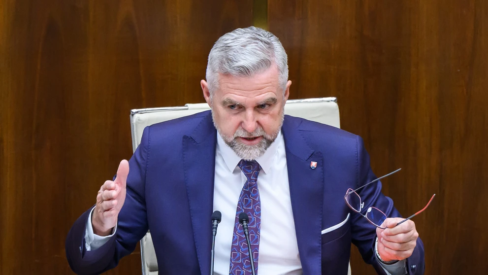 Podpredseda NRSR Tibor Gašpar (Smer-SD) počas pokusu otvoriť schôdzu k odolávaniu vlády Roberta Fica (Smer-SD).