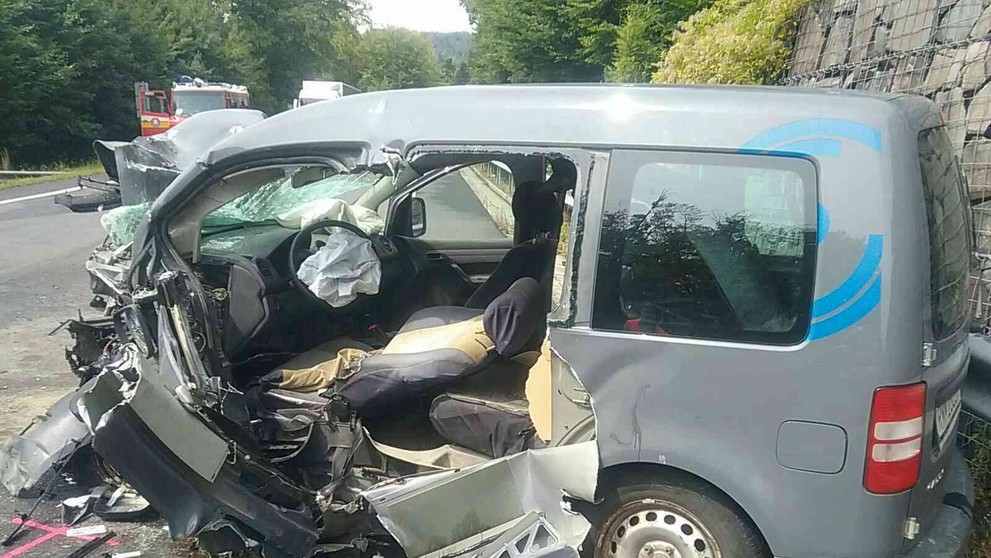 Čelná zrážka dvoch osobných vozidiel