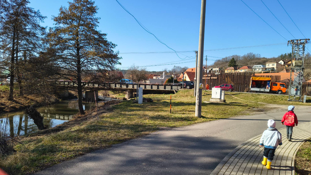 V Opatovciach nad Nitrou sa do rieky zrútila časť mostnej konštrukcie.