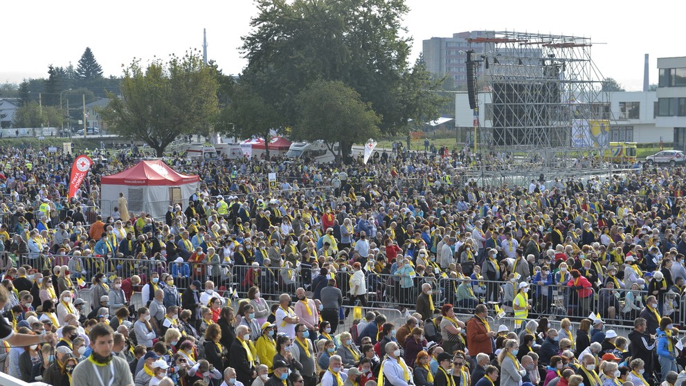 Tisíce ľudí na Božskej liturgii svätého Jána Zlatoústeho