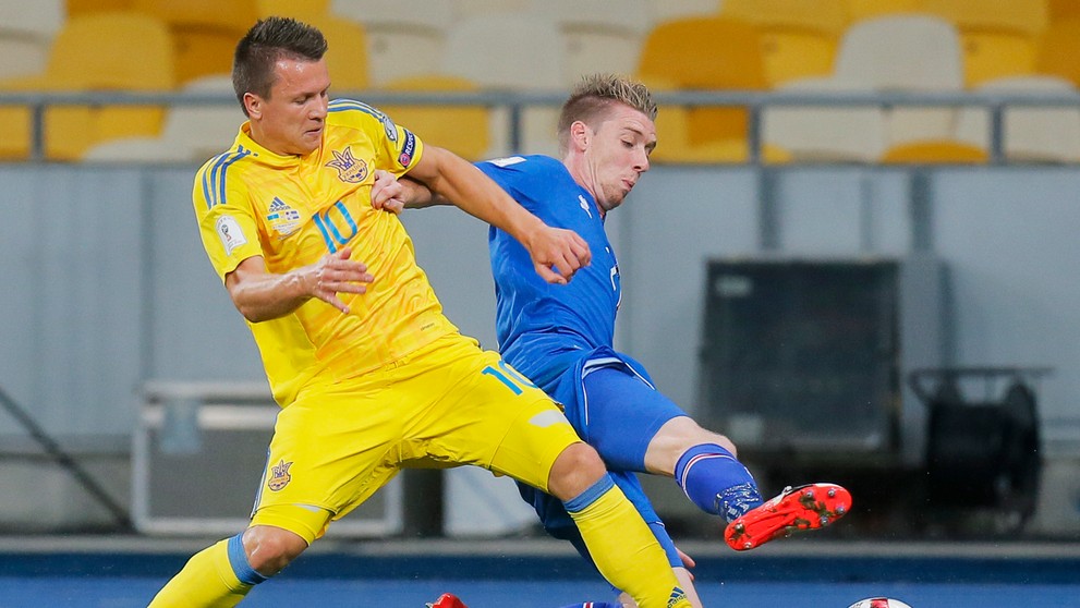 Ukrajinská hviezda Jevgen Konopľanka (v žltom) v súboji s Islanďanom Birkirom Saevarssonom v kvalifikácii MS 2018.