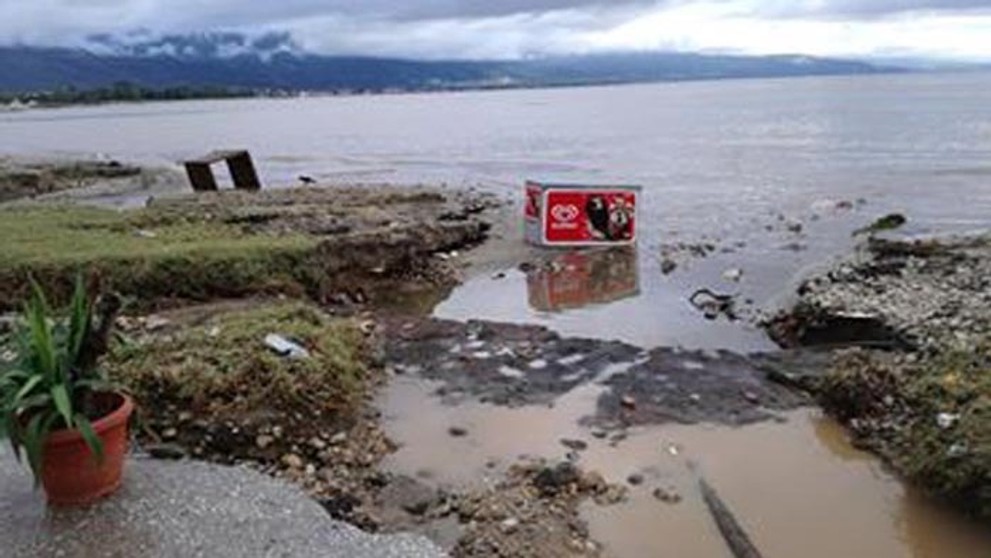 Zničená pláž po búrkach a záplavách.