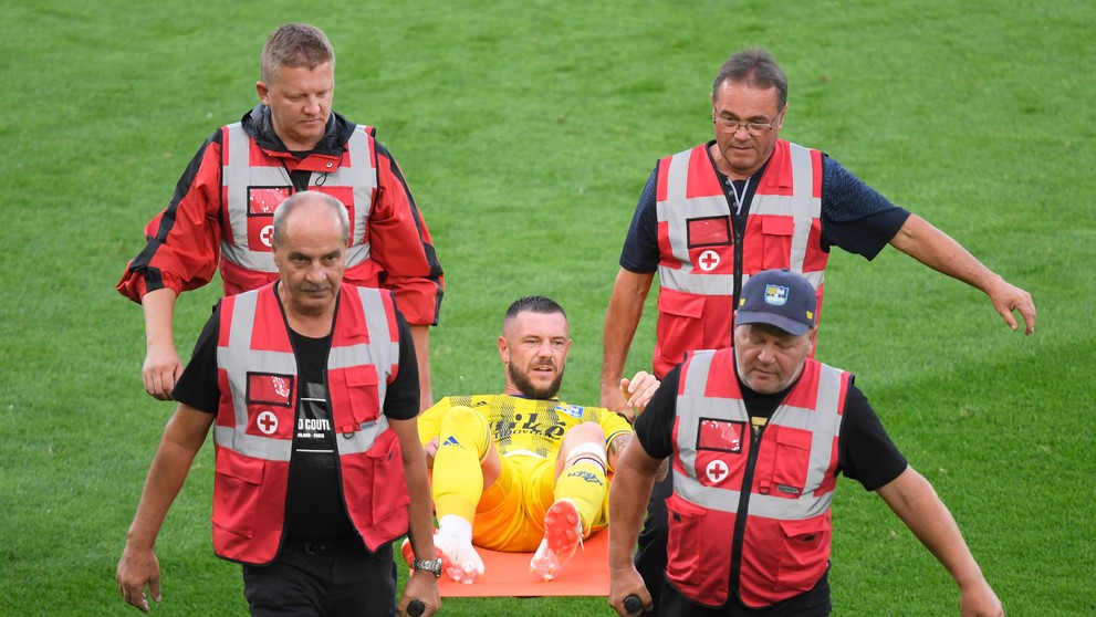Na snímke na nosidlách kapitán Erik Pačinda (Košice).