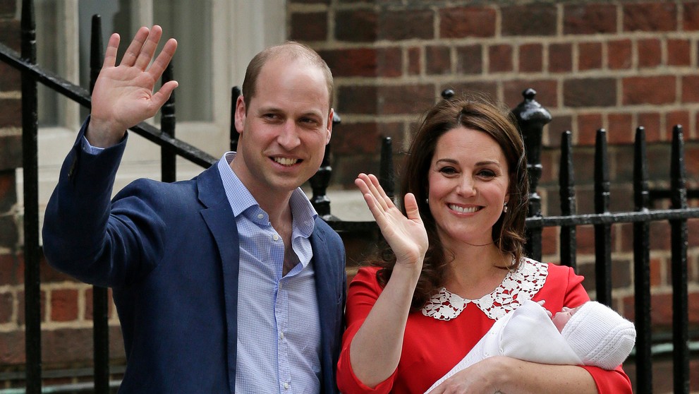 Kate Middleton a princ William predstúpili pred dav v deň pôrodu druhého syna.