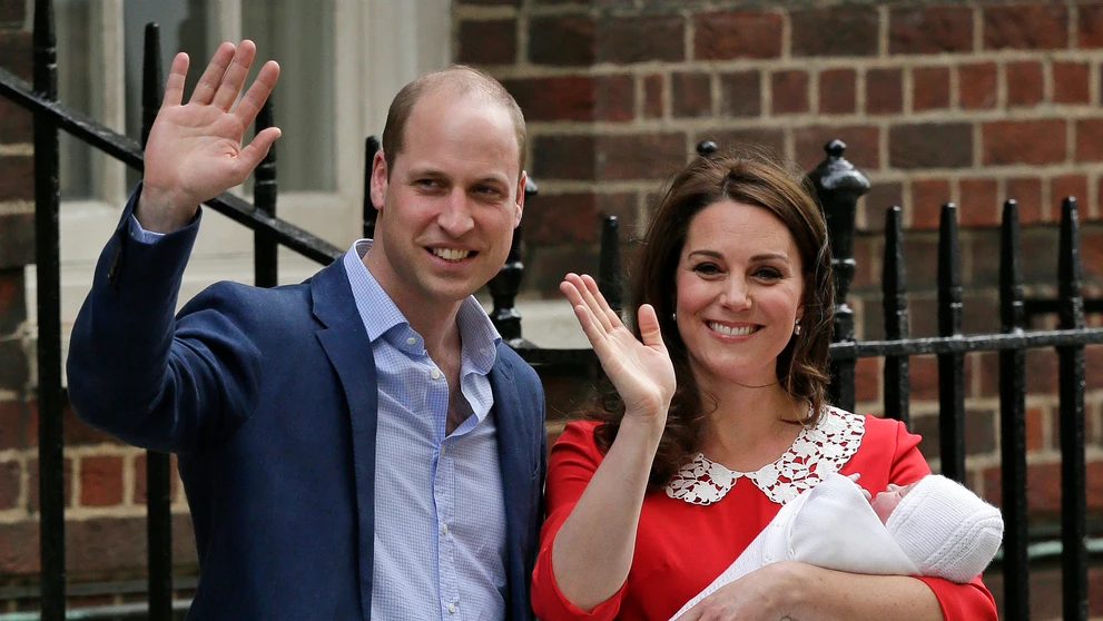 Kate Middleton a princ William predstúpili pred dav v deň pôrodu druhého syna.