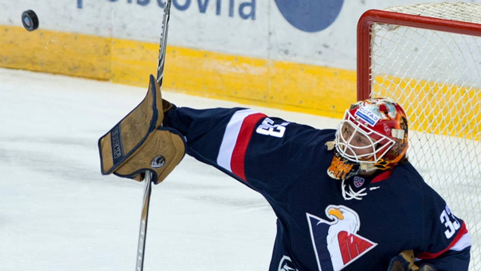 Brankár Slovana Barry Brust vyráža puk v stretnutí KHL proti Neftechimik Nižnekamsk. 