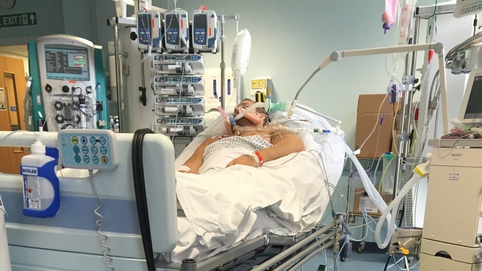 Lewis Brown v nemocnici.