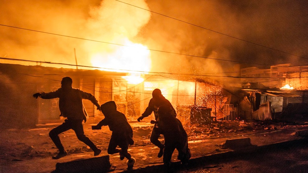Ľudia utekajú z miesta, kde vybuchol plyn.