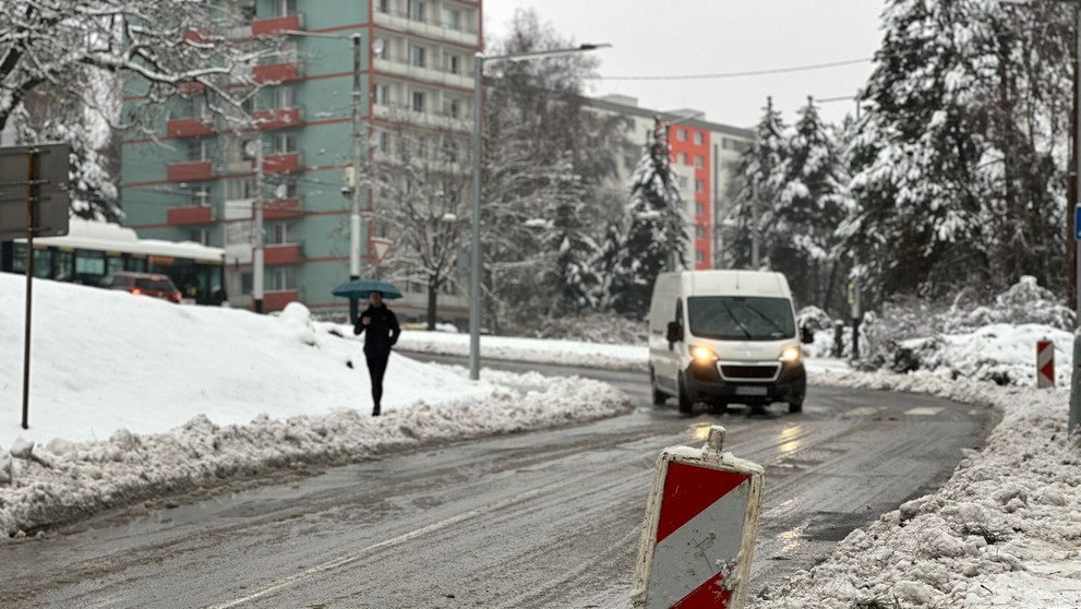 Banskú Bystricu zasiahlo husté sneženie