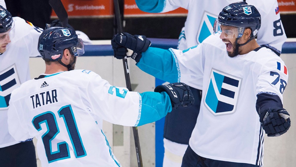 Radosť Tomáša Tatara za Tím Európy so spoluhráčom Pierre-Edouard Bellemare.