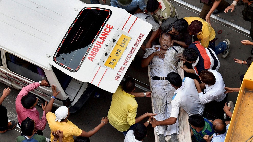 Zrútený nadjazd v Indii.