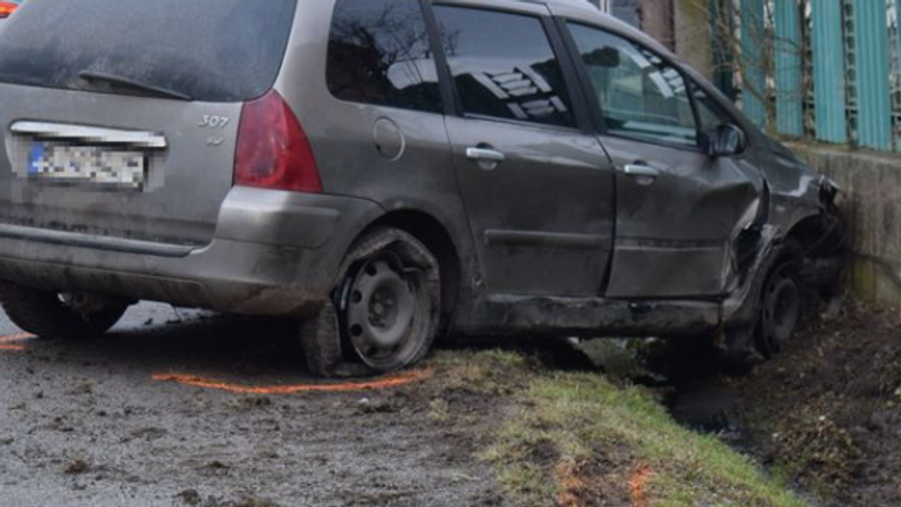 Iba 15-ročný chlapec šoféroval opitý a spôsobil nehodu.