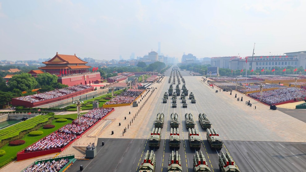 Formácie armádnych vozidiel na vojenskej prehliadke v Pekingu.