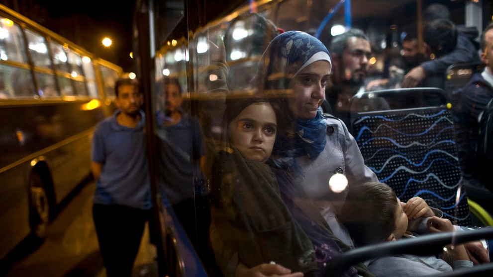Rodina sedí v autobuse, ktorý ich má odviesť z Maďarsko do Rakúska.