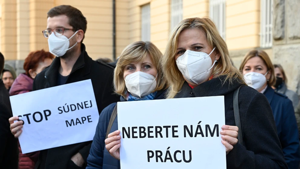 Protest zamestnancov súdov Trenčianskeho samosprávneho kraja pred budovou krajského súdu. 