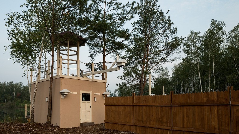 Dom pravdy, za ním záhrada Východu