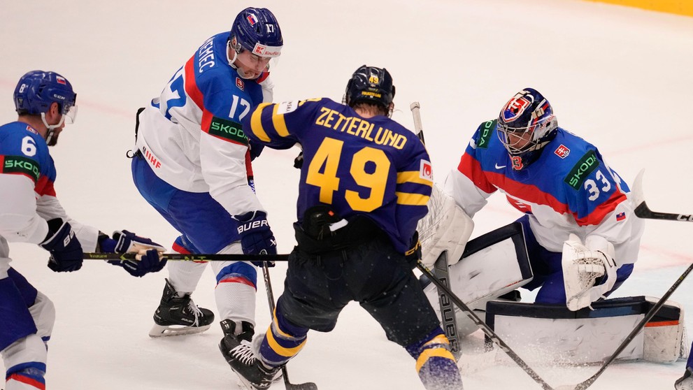 Švéd Fabian Zetterlund pred gólmanom SR Stanislavom Škorvánkom na MS 2024.