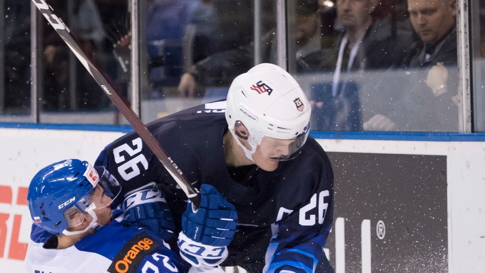 Vpravo Američan Evan Barratt a Martin Fehérváry bojujú o puk v dueli na MS do 20 rokov.