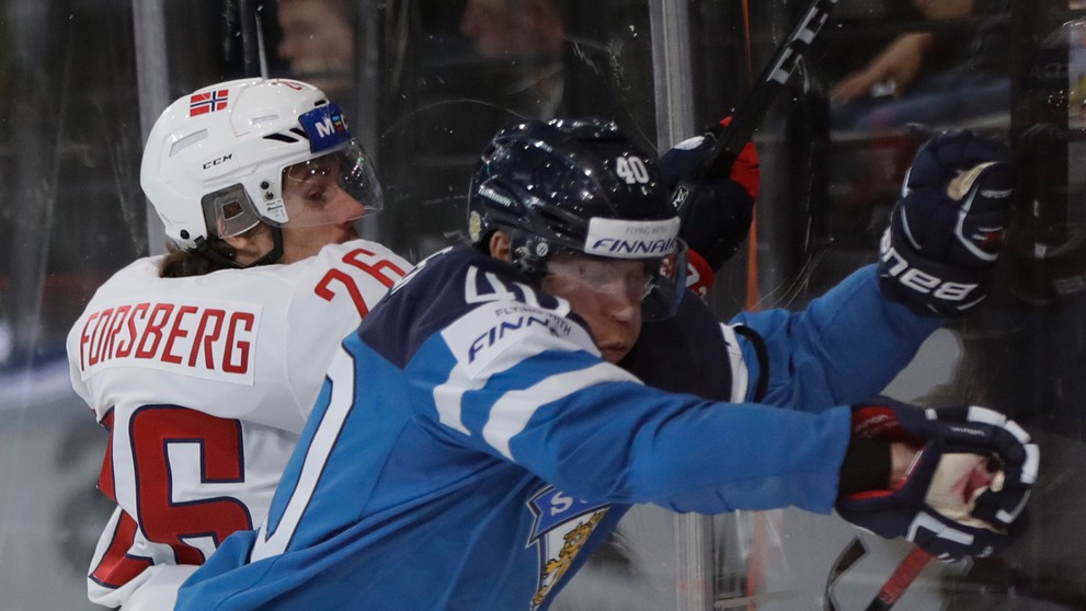 Nór Kristian Forsberg (vľavo) naráža na ľad Fína Tomiho Sallinena v zápase MS 2017.