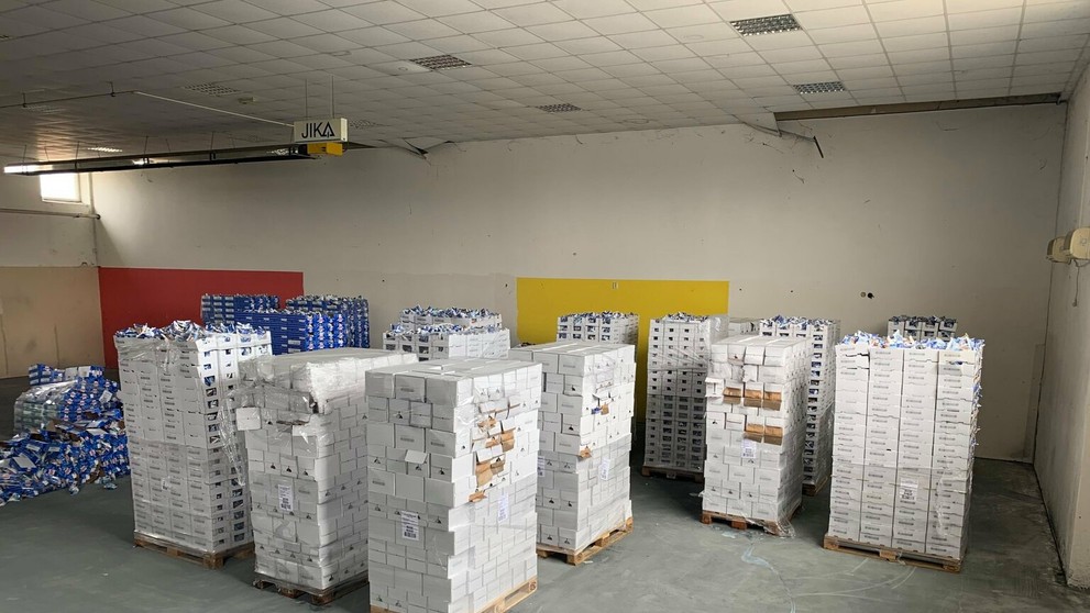 Na snímke uprostred bývalý premiér Malajzie Najib Razak opúšťa súdnu sieň.jpg