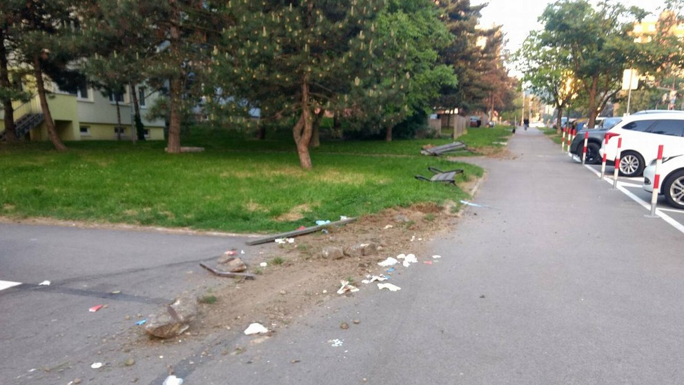 Autobus bez kontroly zničil lavičky a dopravné značky.