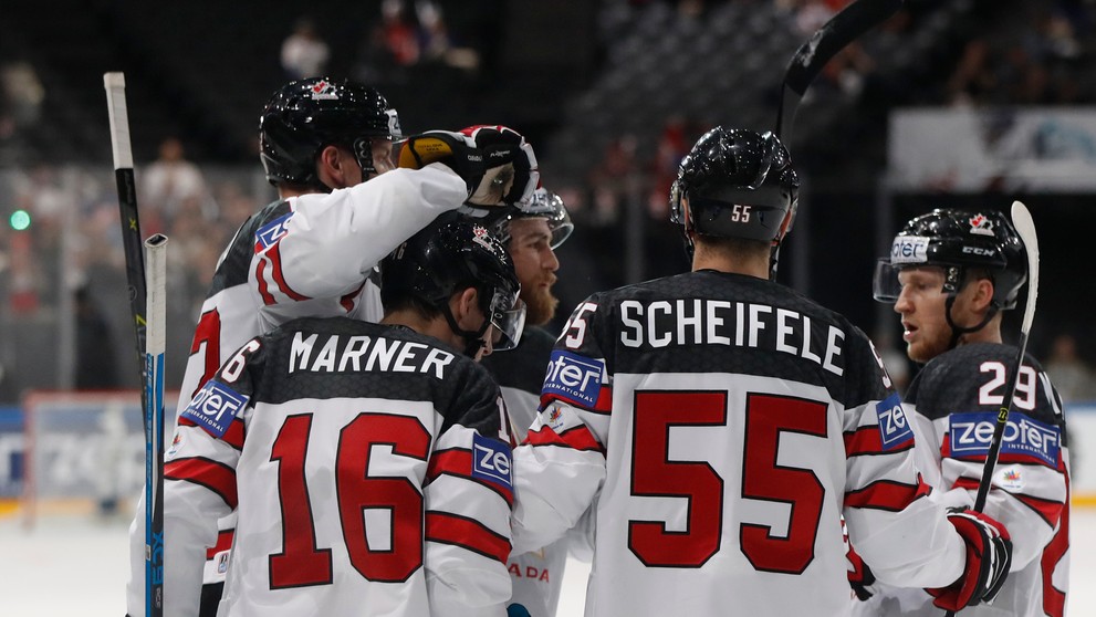 Kanadskí hráči sa tešia z gólu v dueli MS 2017 proti Nórsku.