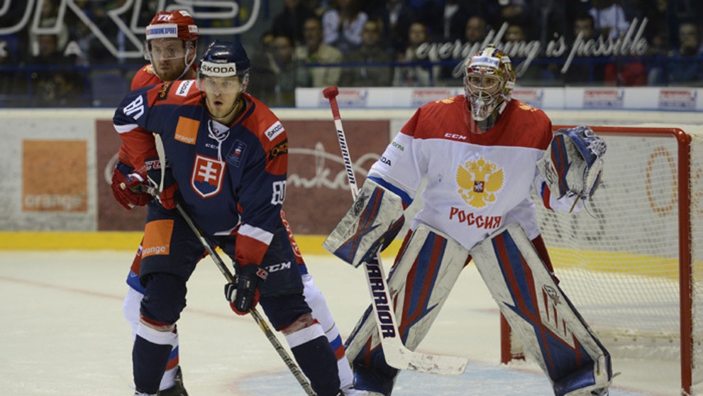 V popredí Tomáš Hrnka, vľavo vpozadí Anton Belov, vpravo brankár Igor Šesťorkin (obaja Rusko).