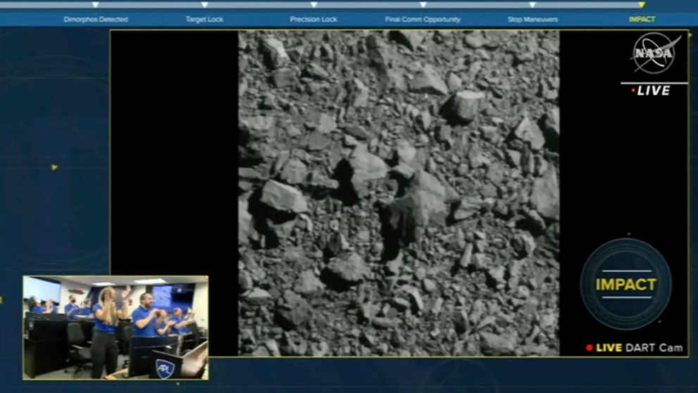 Sonda NASA sa v rámci testovacej misie úspešne zrazila s asteroidom.