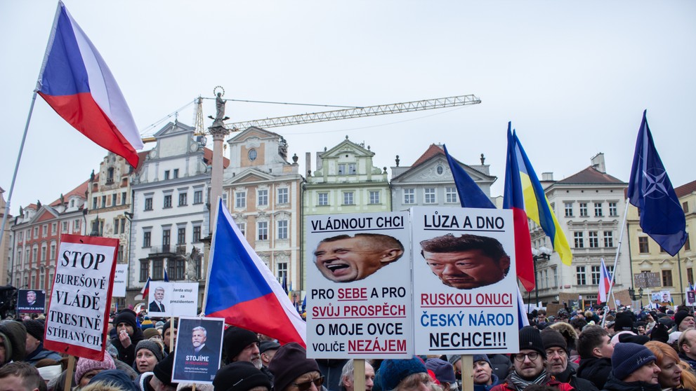V Prahe sa na podporu prezidenta Pavla zišli desaťtisíce ľudí