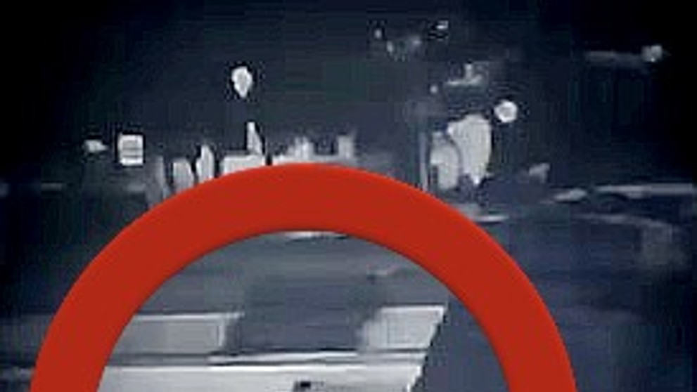 Jeden z mužov, ktorý patrí k neonacistickej skupine.