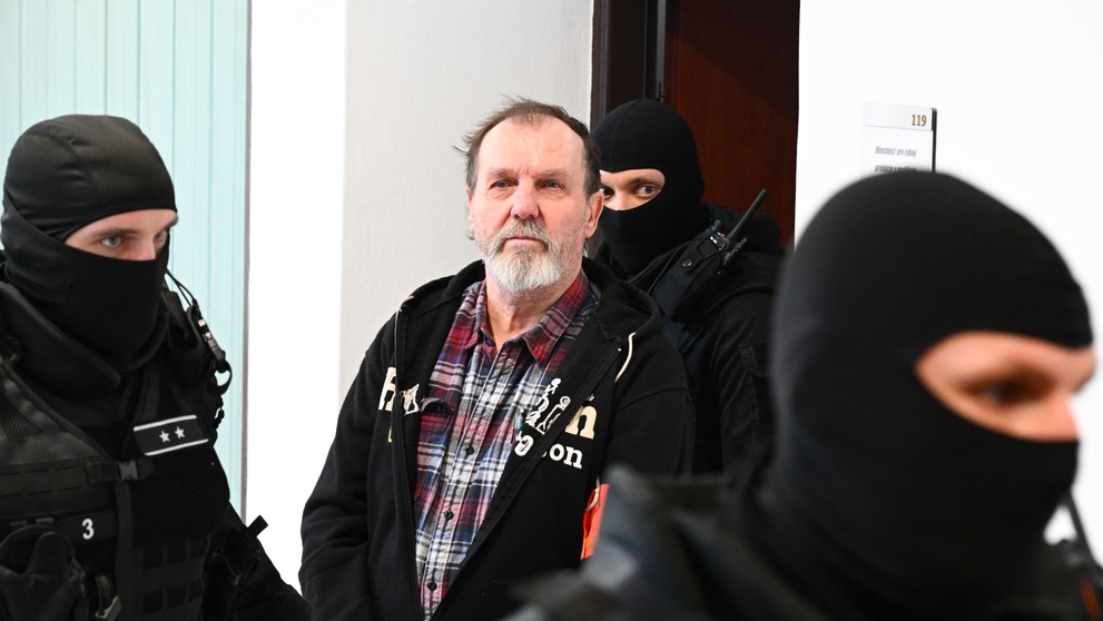 Obvinený atetntátnik Juraj Cintula na Okresnom súde v Trenčíne.