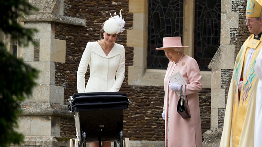 Vojvodkyňa z Cambridge Kate počas krstu princeznej Charlotte s Alžbetou II. (5. júla 2015).