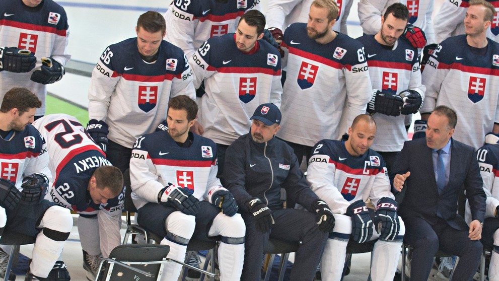 Ostatní pozorujú, kým sa Vladimír pozviecha a zdvihne svoju stoličku.